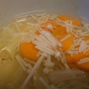 白菜とにんじんとえのきとわかめの味噌汁